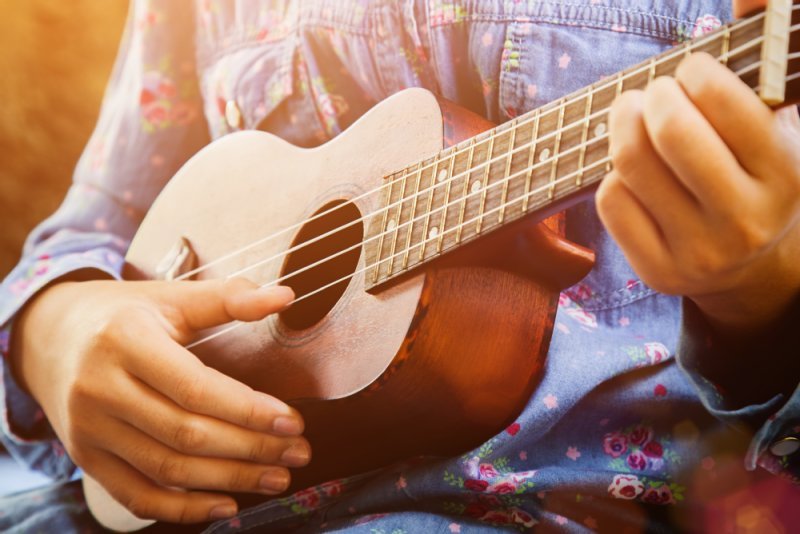 Ausschnitt einer bespielten Ukulele