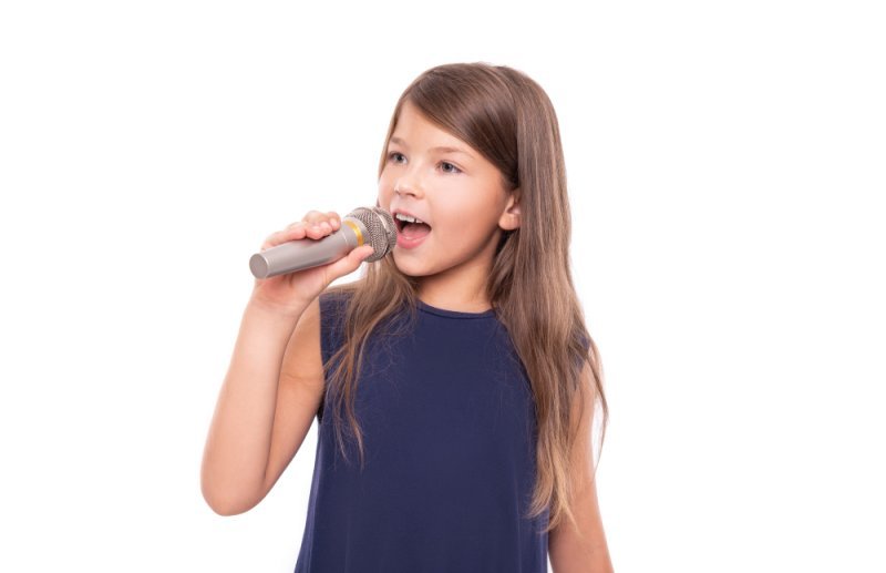 singendes Mädchen mit einem Microfon