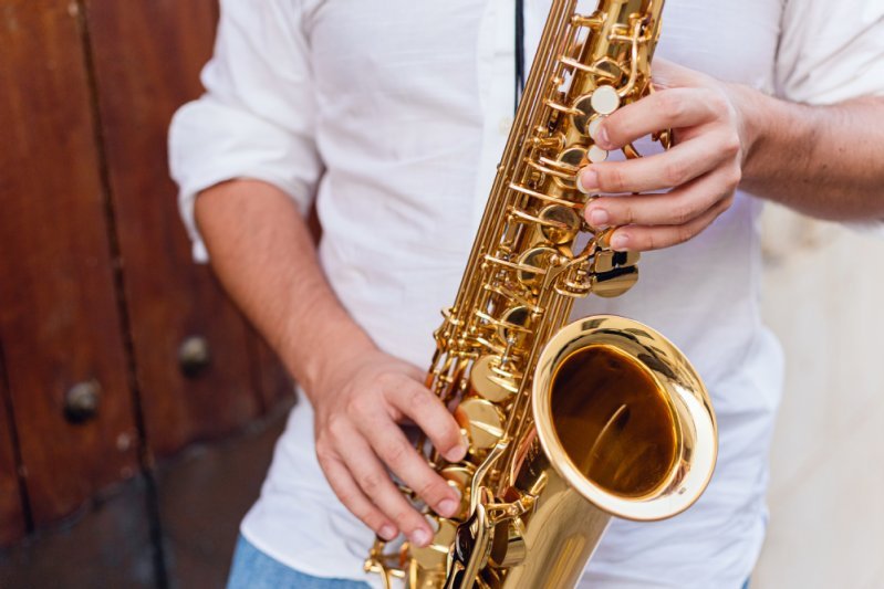 Ausschnitt eines bespielten Saxofons